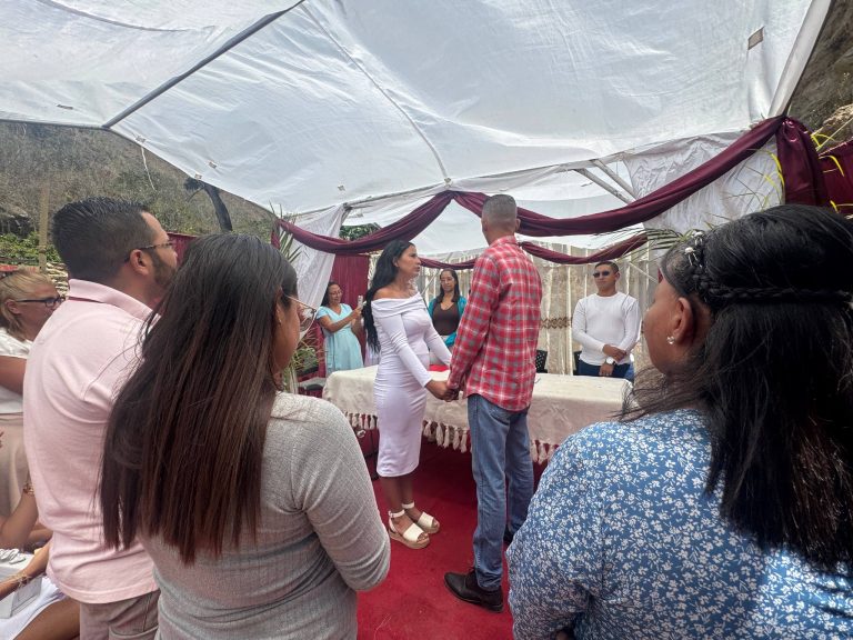 Seis parejas de Guaicaipuro consolidan su hogar en una ceremonia doble
