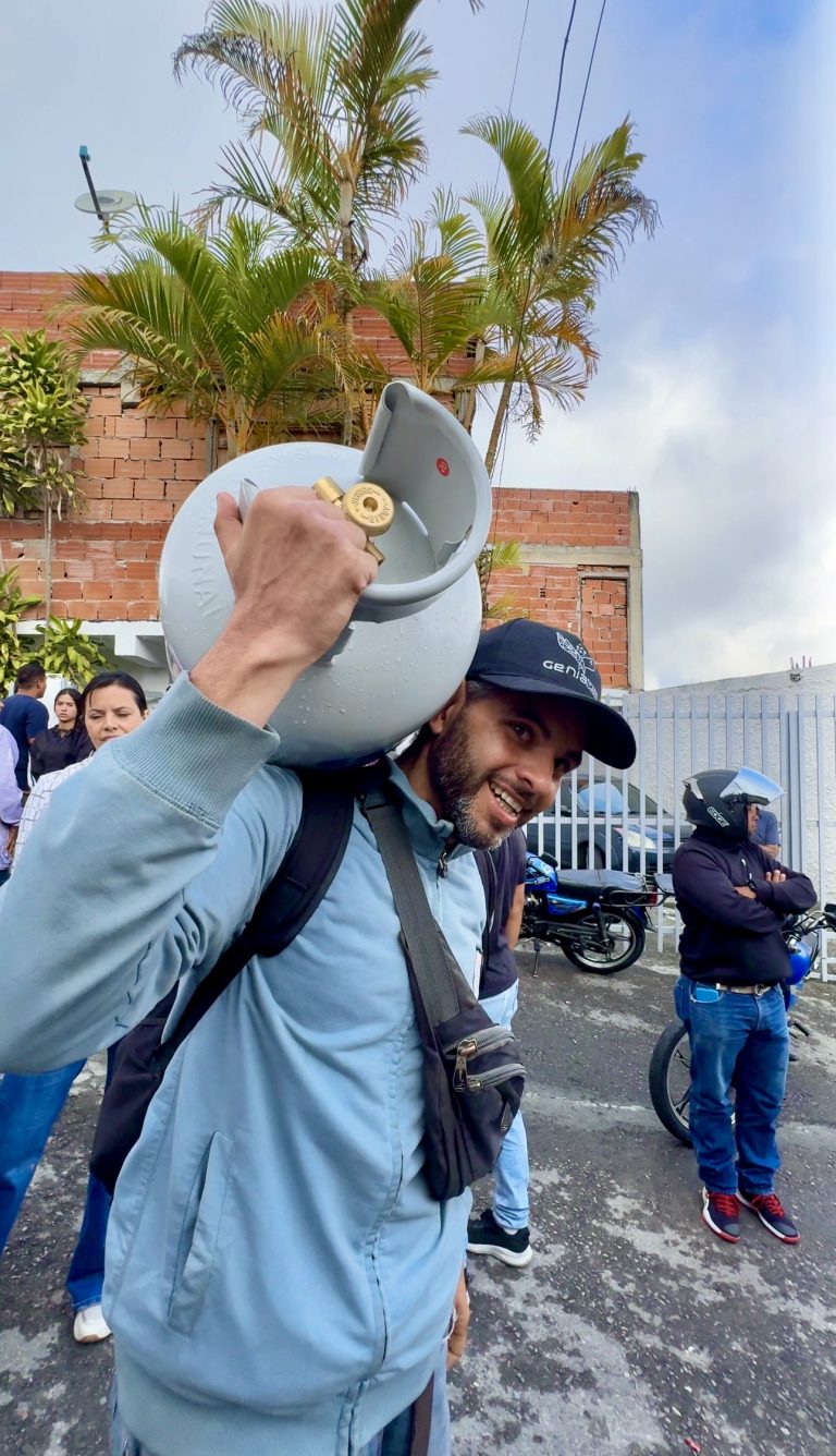 Más de 130 familias de Rómulo Gallegos renuevan sus cilindros de gas