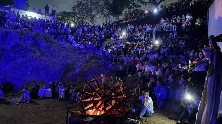 Paracotos conmemora 43 años de su emblemático Viacrucis Viviente con masiva asistencia