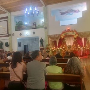 Más de 200 feligreses participaron en el tradicional recorrido de los siete templos en Guaicaipuro