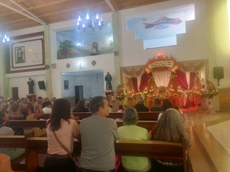 Más de 200 feligreses participaron en el tradicional recorrido de los siete templos en Guaicaipuro
