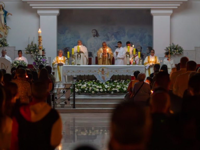 La fe ilumina a Los Teques: Catedral San Felipe Neri celebró emotiva Bendición del Fuego