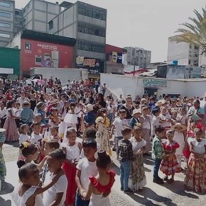 Más de 500 alpargatas resonaron en el Centro Plaza por nuestras raíces￼