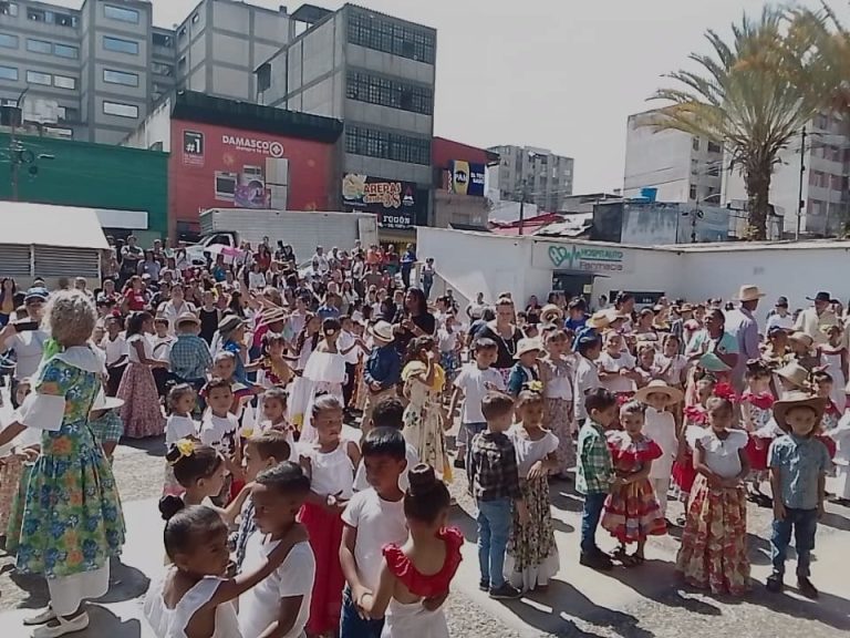 Más de 500 alpargatas resonaron en el Centro Plaza por nuestras raíces￼