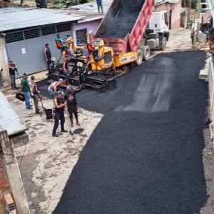 La comunidad Los Pinos dice adiós al antiguo camino de tierra