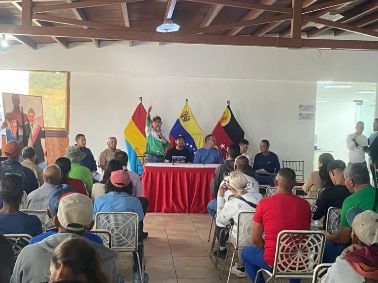 Presidente del INTI entrega 22 títulos de tierras a productores de Guaicaipuro