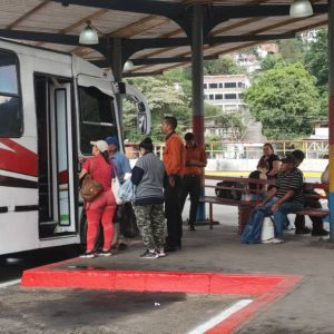 Exigen cumplir con la exoneración del pasaje al adulto mayor en Guaicaipuro