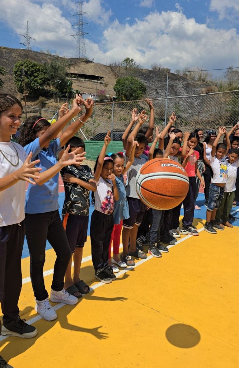 Poder Popular inaugura cancha deportiva en Altagracia de la Montaña 