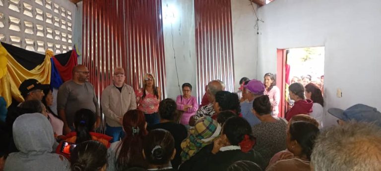 Entregan 680 láminas de zinc para restaurar techos en El Jarillo
