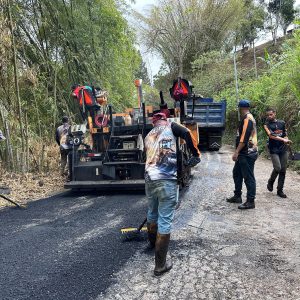 Recuperan movilidad en El Pardillal con aplicación de 120 toneladas de asfalto