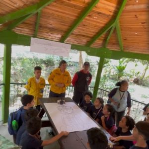 Niños de Guaicaipuro celebran el Día de la Tierra con estaciones creativas y senderismo en "Los Coquitos"