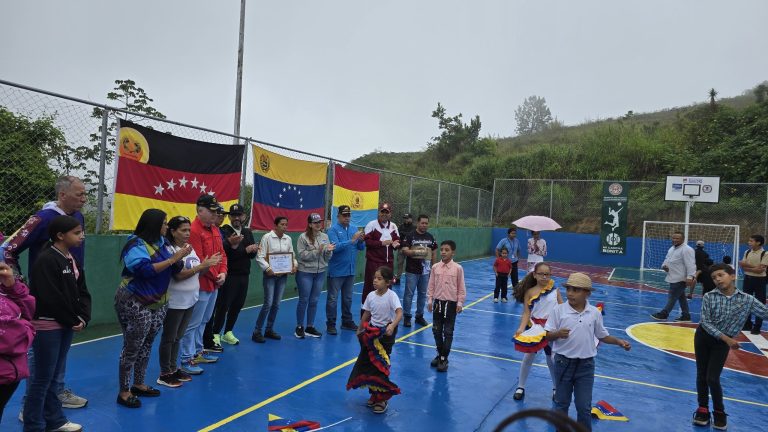 Más de 2.500 jóvenes de Retamal celebran la transformación de su antigua losa en una cancha totalmente nueva