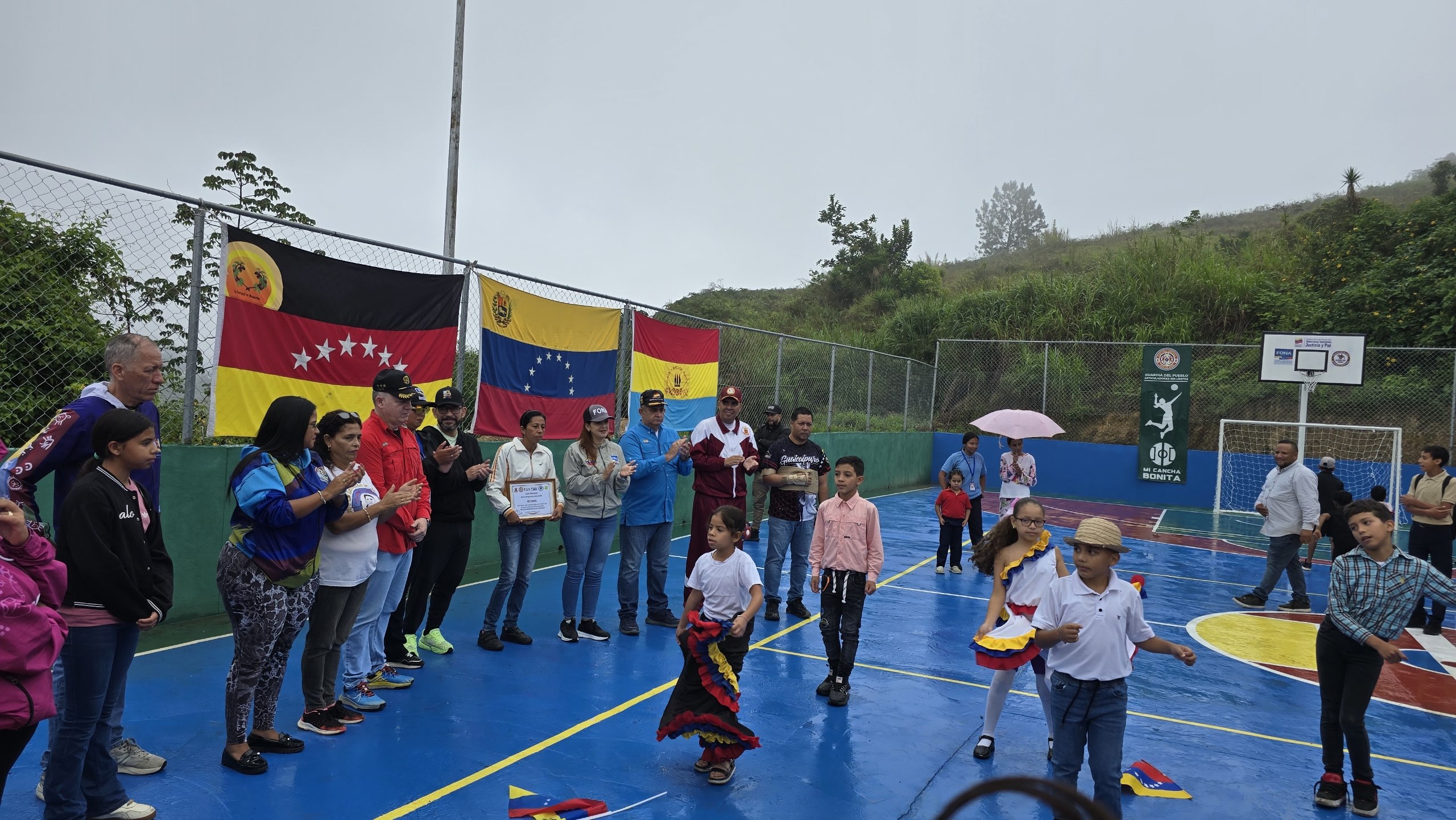 Más de 2.500 jóvenes de Retamal celebran la transformación de su antigua losa en una cancha totalmente nueva