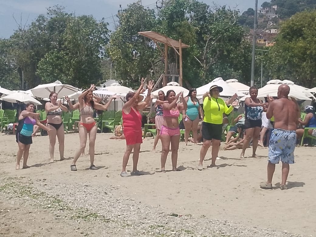 Abuelos de Paracotos vivieron una jornada llena de alegría en playa Macuto