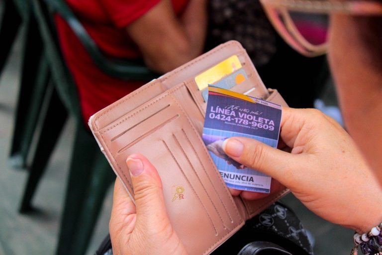 Mujeres guaicaipureñas aprenden a identificar señales de alerta y pedir ayuda de forma silenciosa 