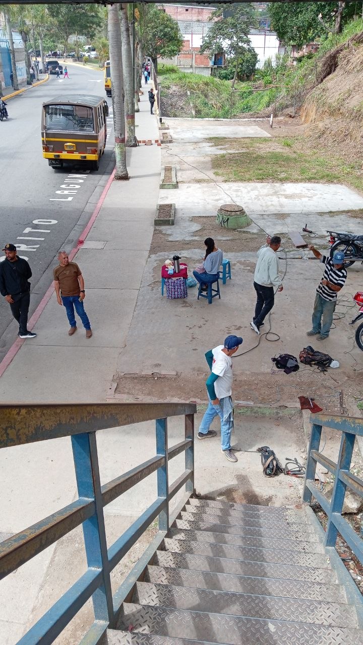 Alcalde inspeccionó nuevas paradas de transporte en la Av. Francisco de Miranda de Los Teques