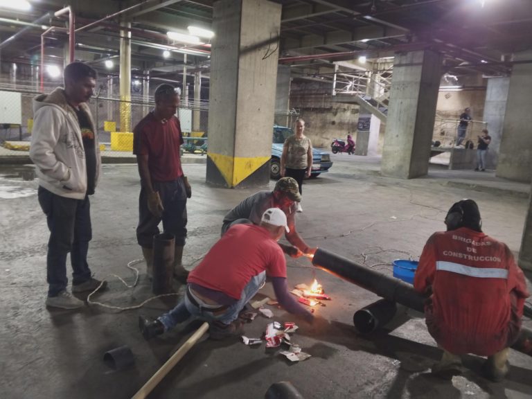 Alcaldía sustituye 21 metros de tubería en el Mercado Plaza