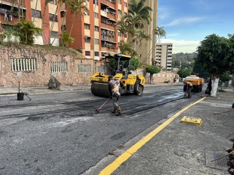 90 toneladas de asfalto transforman la vialidad en Quenda 