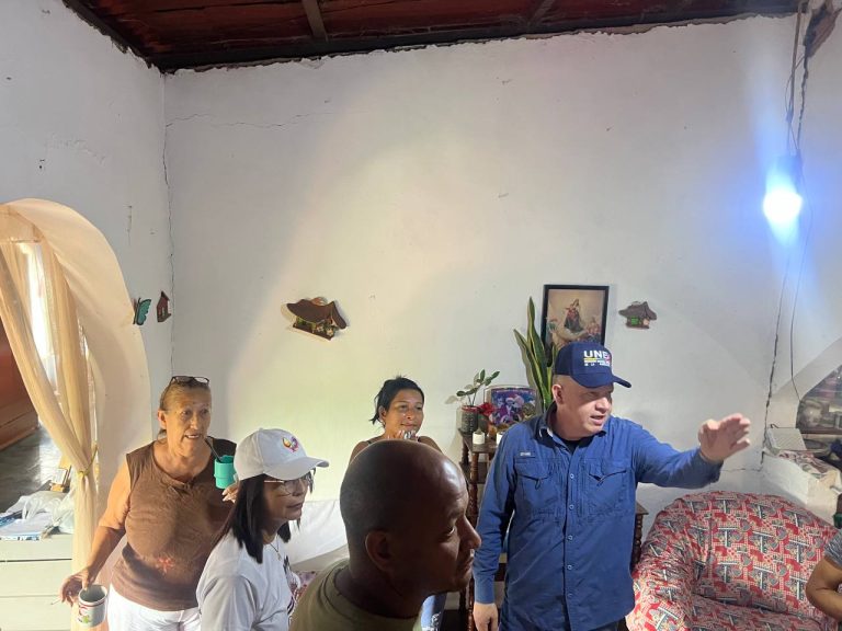 Familias afectadas por terremoto en Paracotos son atendidas durante despliegue municipal