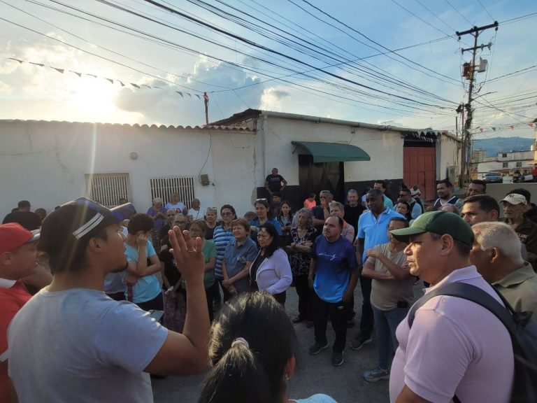 Autoridades y vecinos inspeccionan vialidad para inicio de asfaltado en la Matica