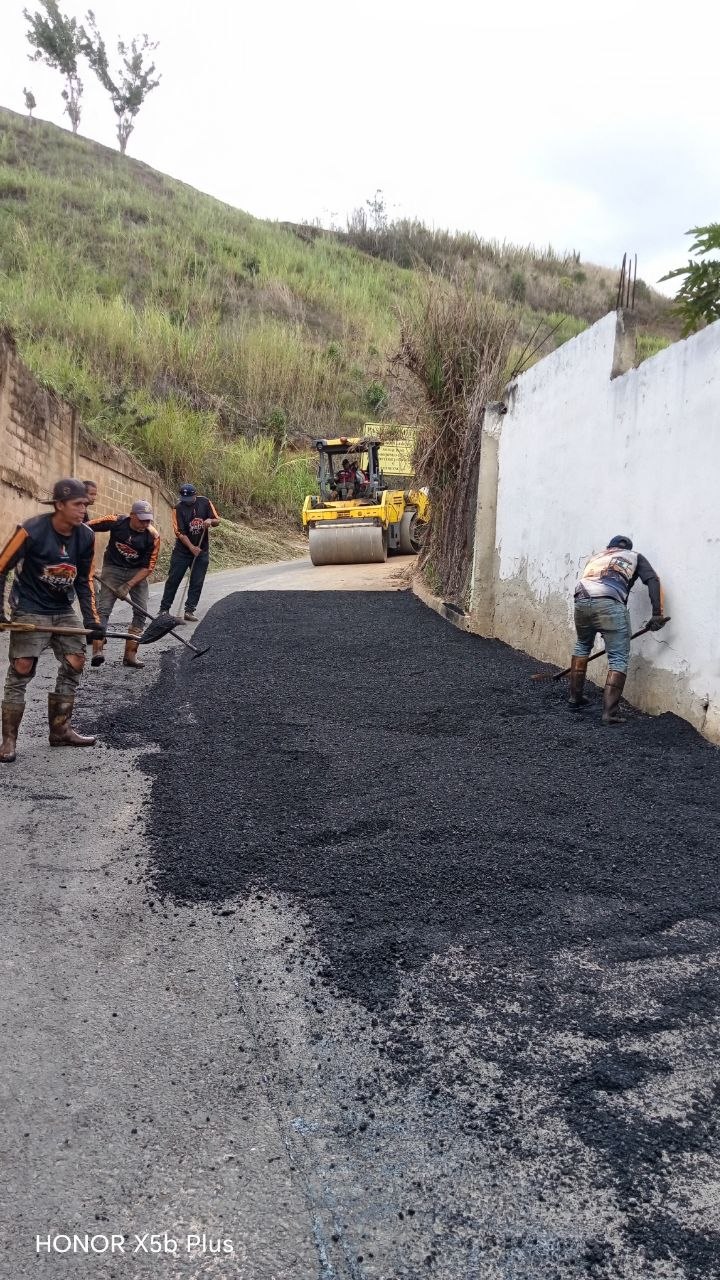 Más de 2.780 toneladas de asfalto rehabilitan las vías en Guaicaipuro