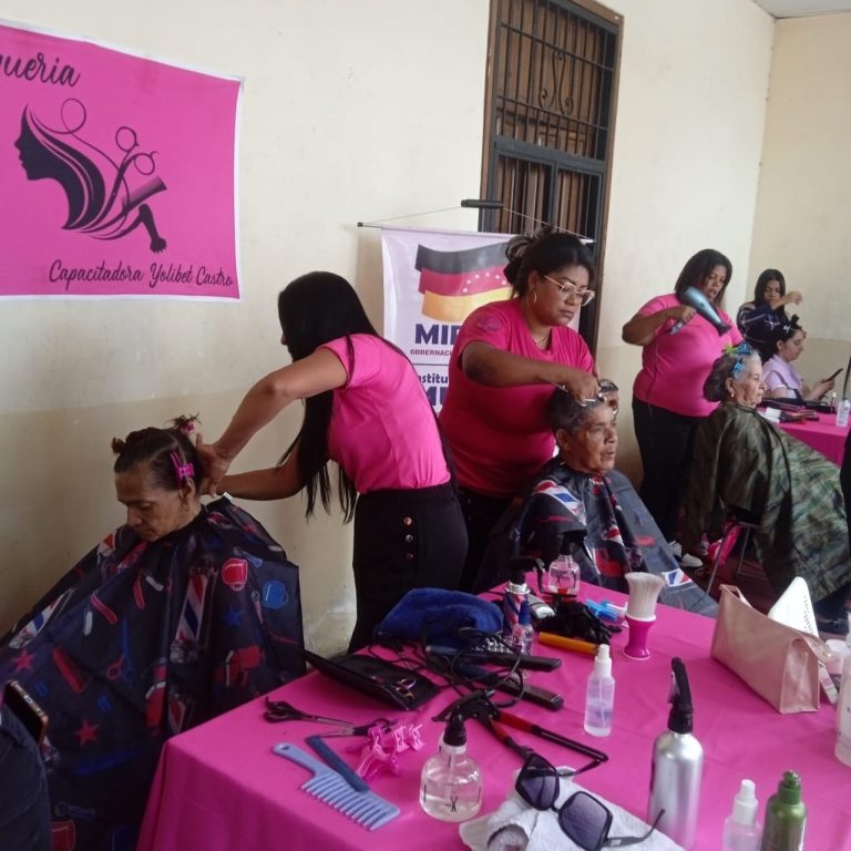 El bienestar llegó a las comunidades con una tarde de belleza y asesoría legal para las madres