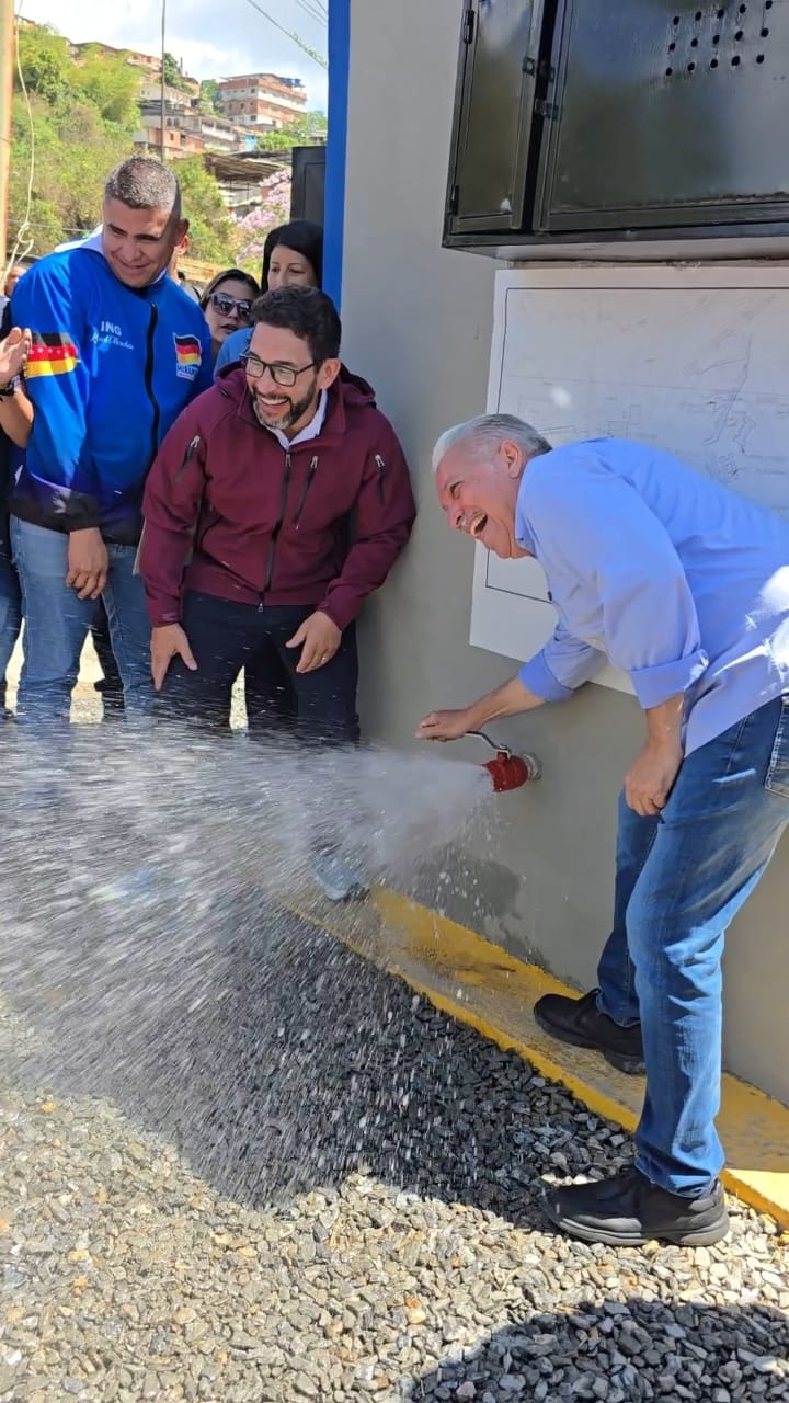 Inauguran pozo que beneficia a más de mil familias de la av. Bolívar y sectores vecinos