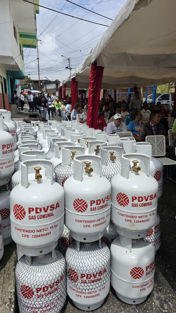 Compromiso con el pueblo se siente con la entrega de 416 nuevos cilindros de gas