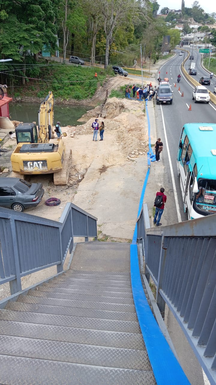 Despliegan bombeo de alta potencia para drenar laguna de aguas mixtas en La Macarena Norte