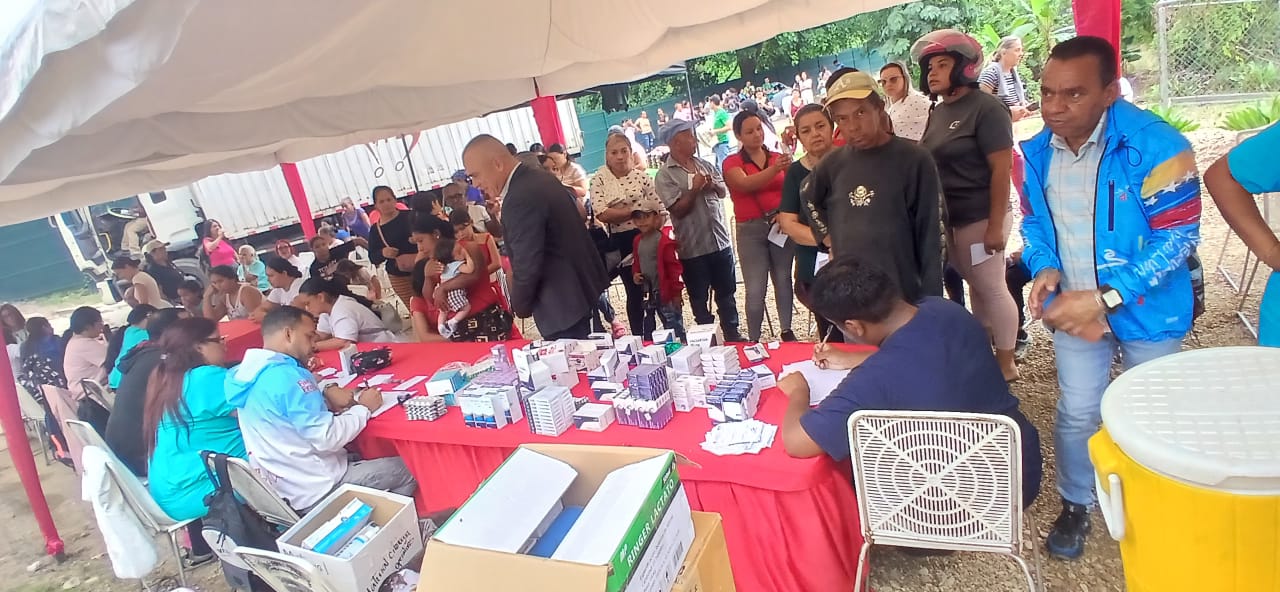Más de 790 habitantes de Paracotos recibieron atención médica y asistencia social