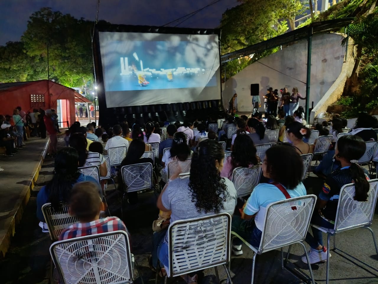 Más de 200 paracoteños disfrutaron de una noche mágica con el programa Cine Bajo las Estrellas