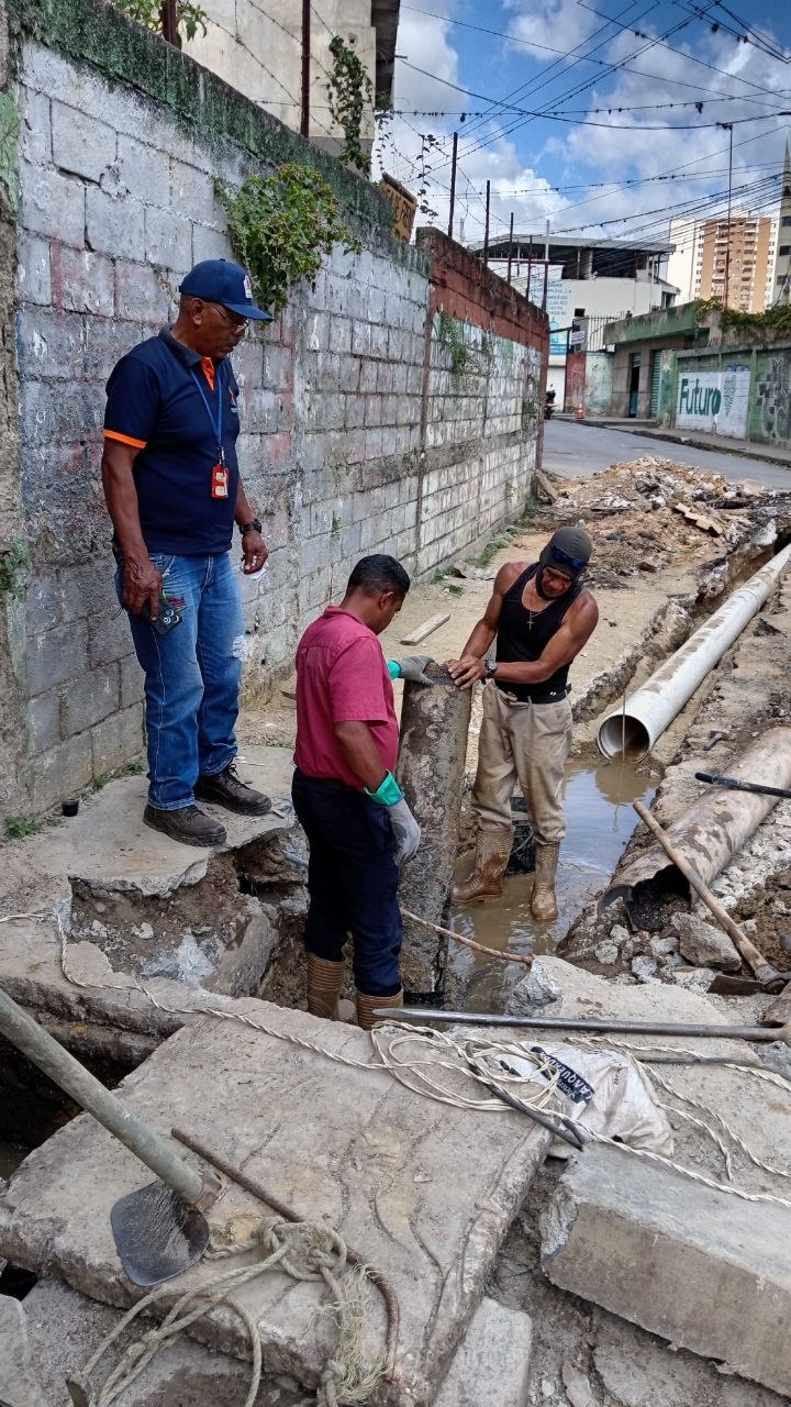 Alcalde Farith Fraija inspecciona sustitución de colector de aguas servidas en El Trigo
