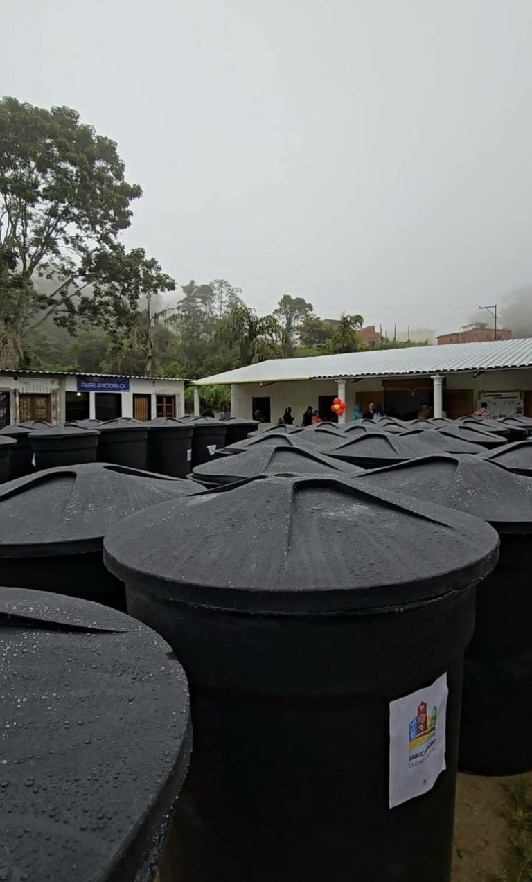 Alcalde Fraija entregó tanques de agua al Poder Popular en Cecilio Acosta