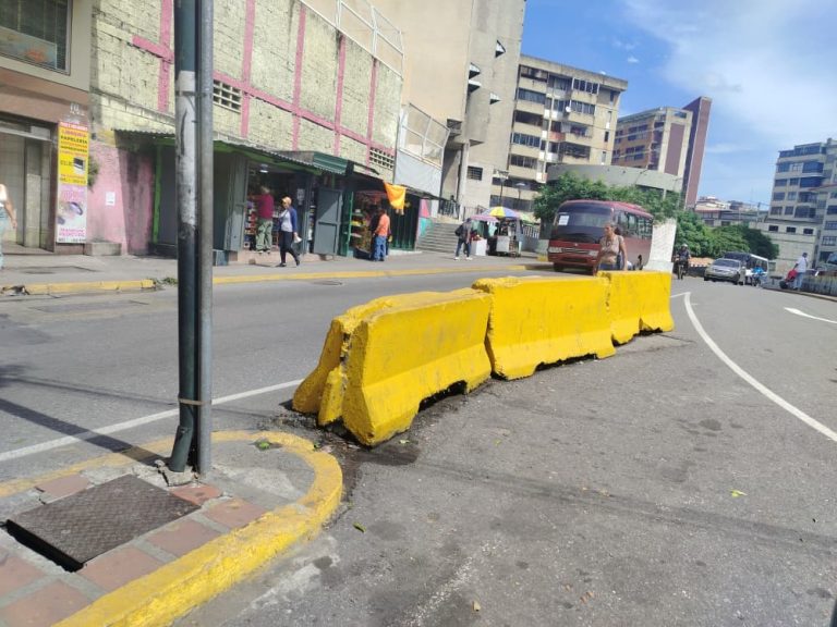 Reubican separadores viales para evitar accidentes y erradicar infracciones en Los Teques