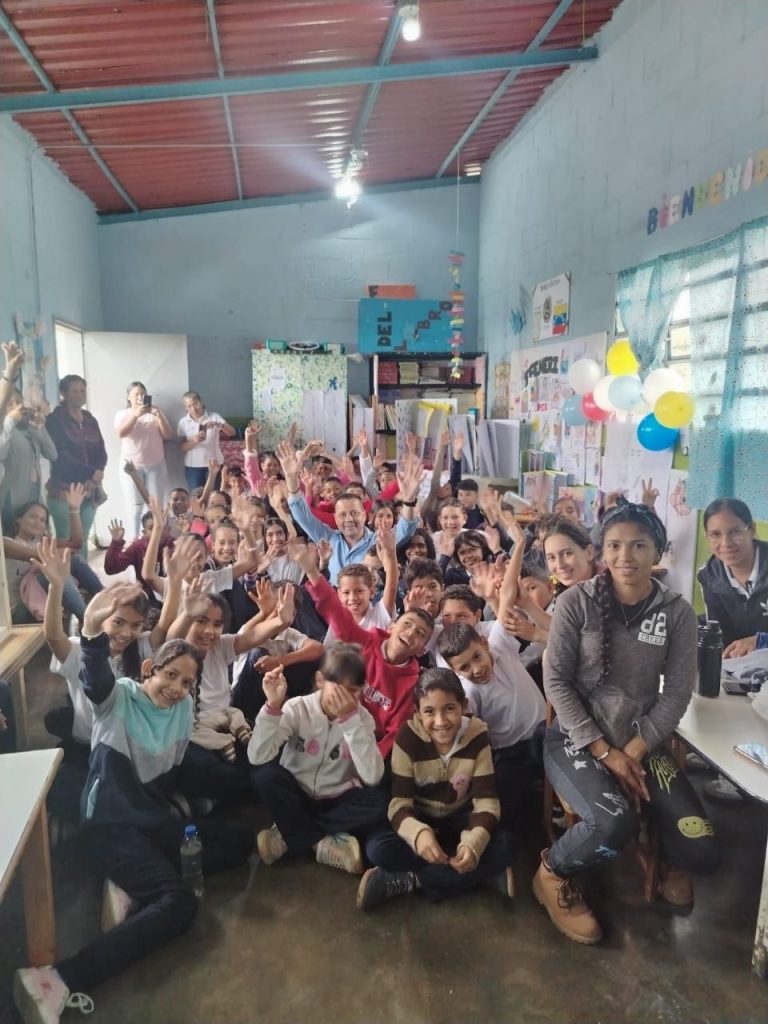 Abordan el impacto de las redes sociales y la violencia digital en niños y adolescentes