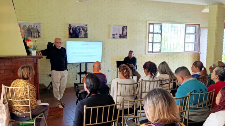Fortalecen refundación educativa con Diplomado de Descolonización en Guaicaipuro