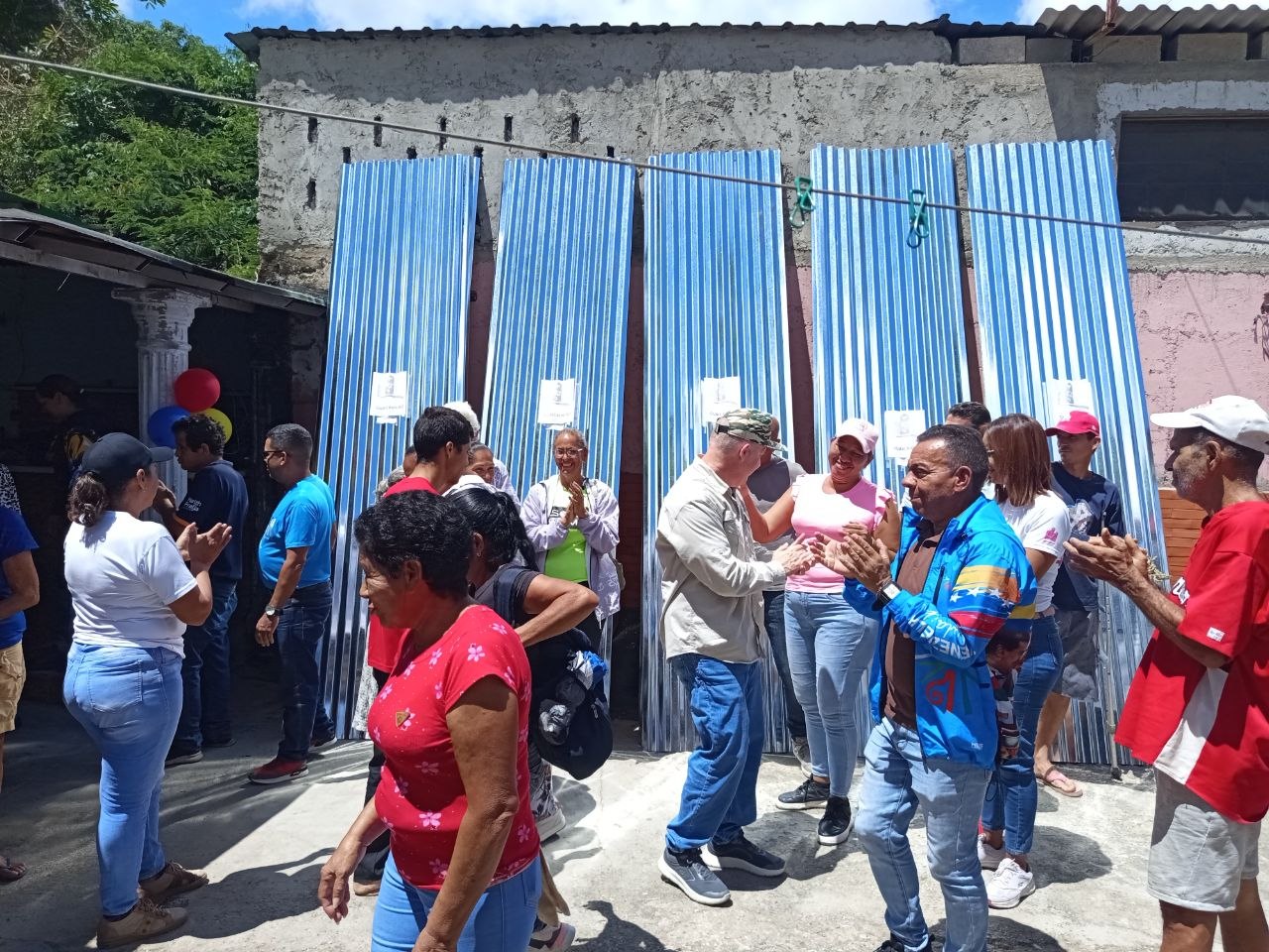 Entregan 550 láminas de zinc para techar a 55 hogares vulnerables en Paracotos