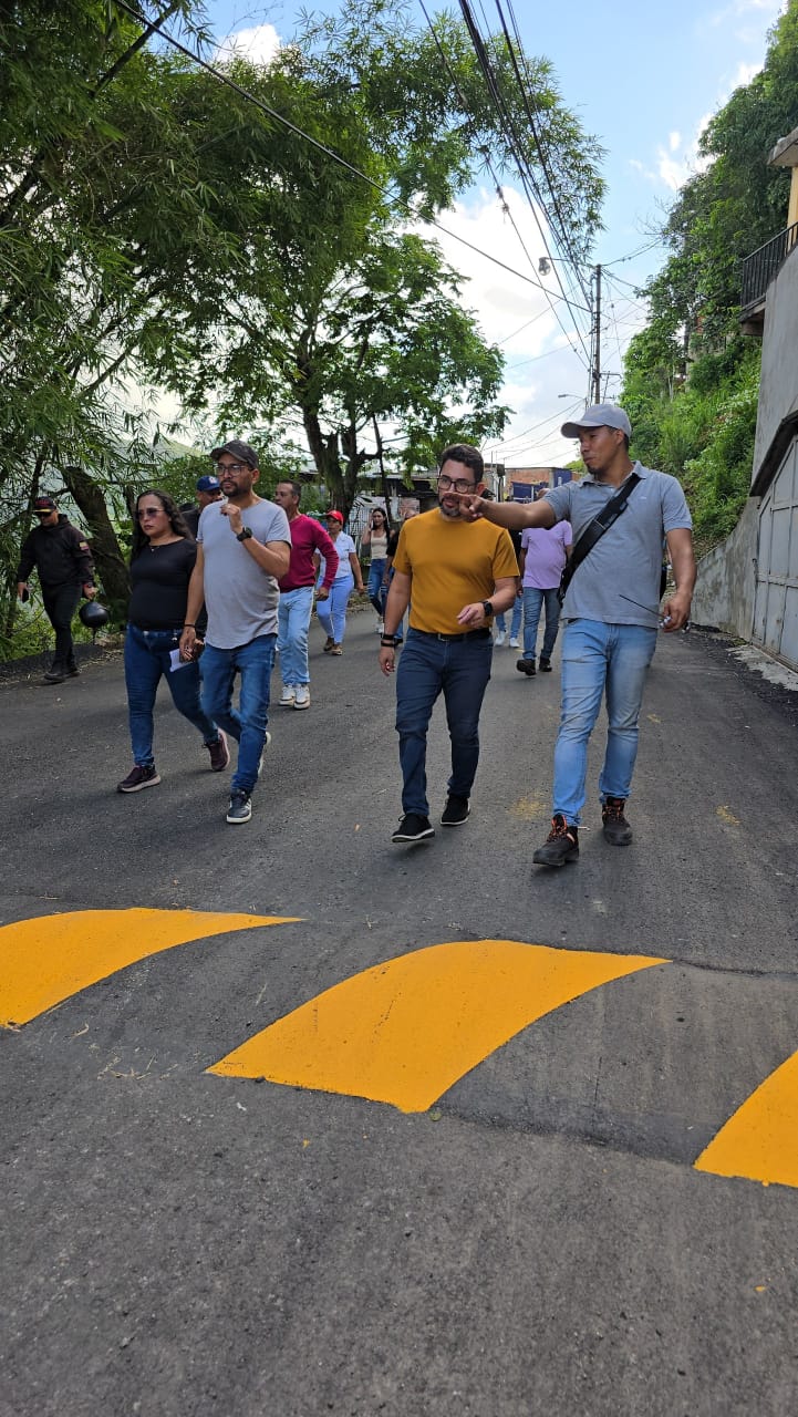 Alcalde Fraija inspecciona aplicación de 450 toneladas de asfalto en Paracotos