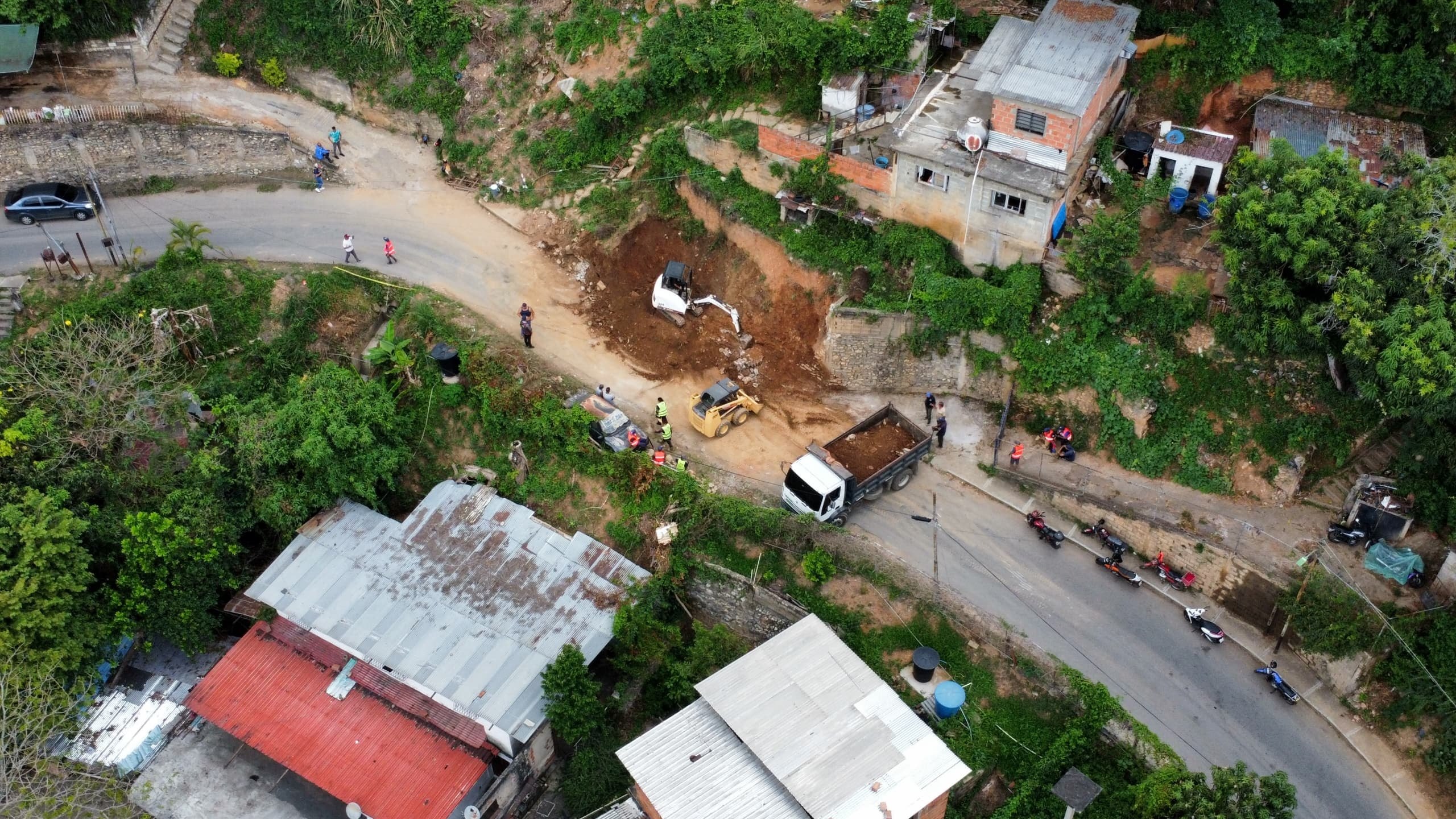 Con maquinaria pesada Serviguaicaipuro atiende contingencia por deslizamiento en Paracotos