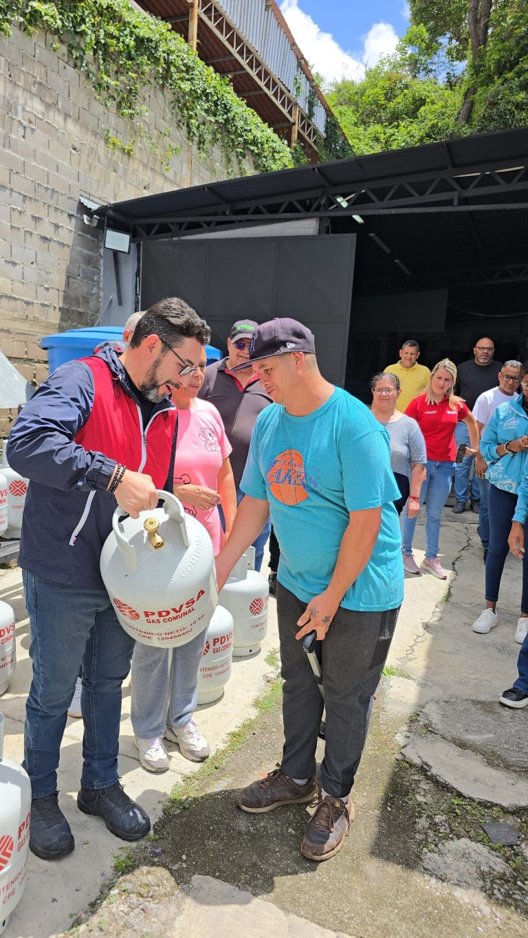 Entregan 234 cilindros de gas en la Comuna Maisanta Vive de Los Teques