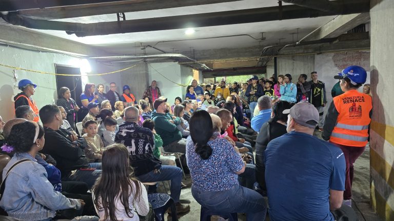 Habitantes de Cumbre Alta en Los Teques reciben atención tras daños por sismos
