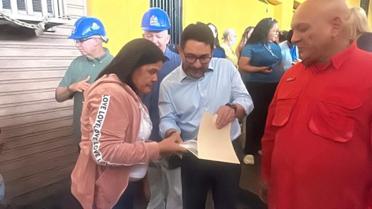 Alcaldía entregó los primeros 69 certificados de construcción a familias de las Res. Savil
