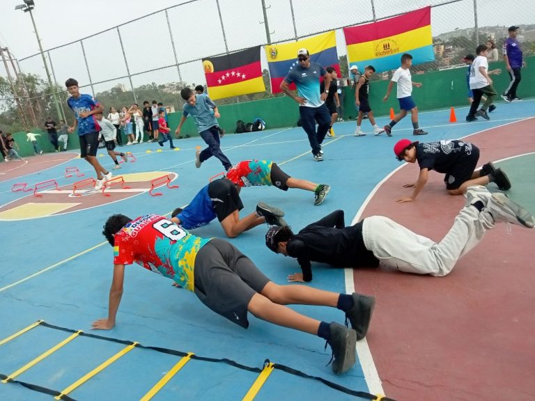 Más de 190 niños y jóvenes reactivan canchas comunitarias
