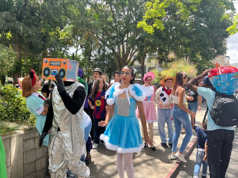 “La Cajita de Sorpresas” llevó alegría a niños y niñas en las plazas de Los Teques