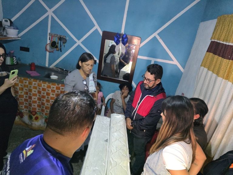 Alcalde Fraija y Primera Dama lideran jornada de atención a familias reubicadas de La Guaira