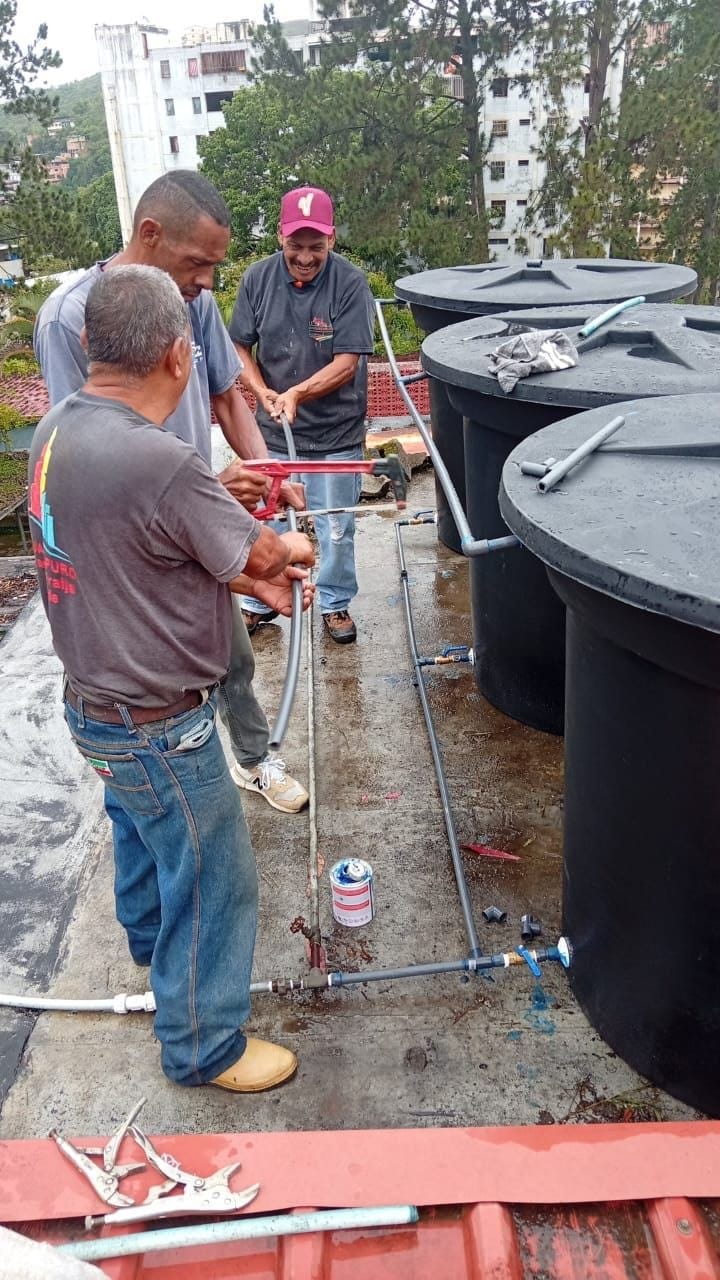 Donan tres tanques de agua para el Liceo Luis Correa de El Paso