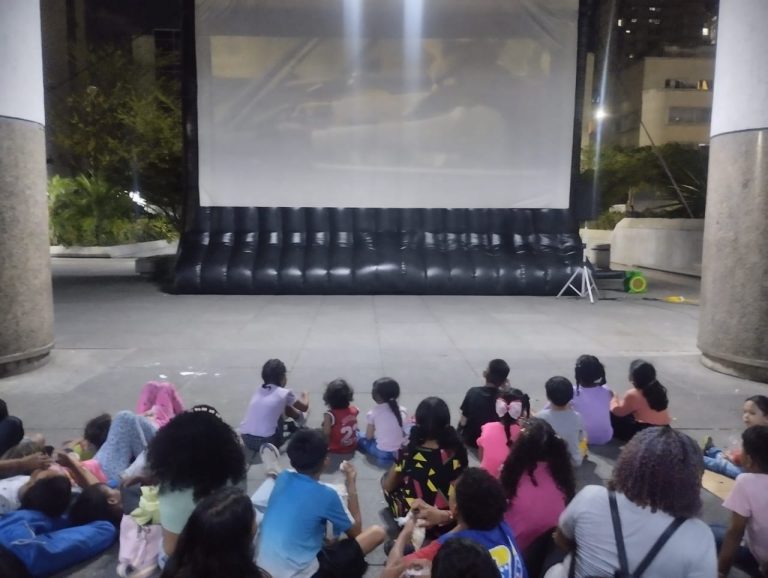 Cine Bajo Las Estrellas brindó recreación a familias refugiadas en Caracas