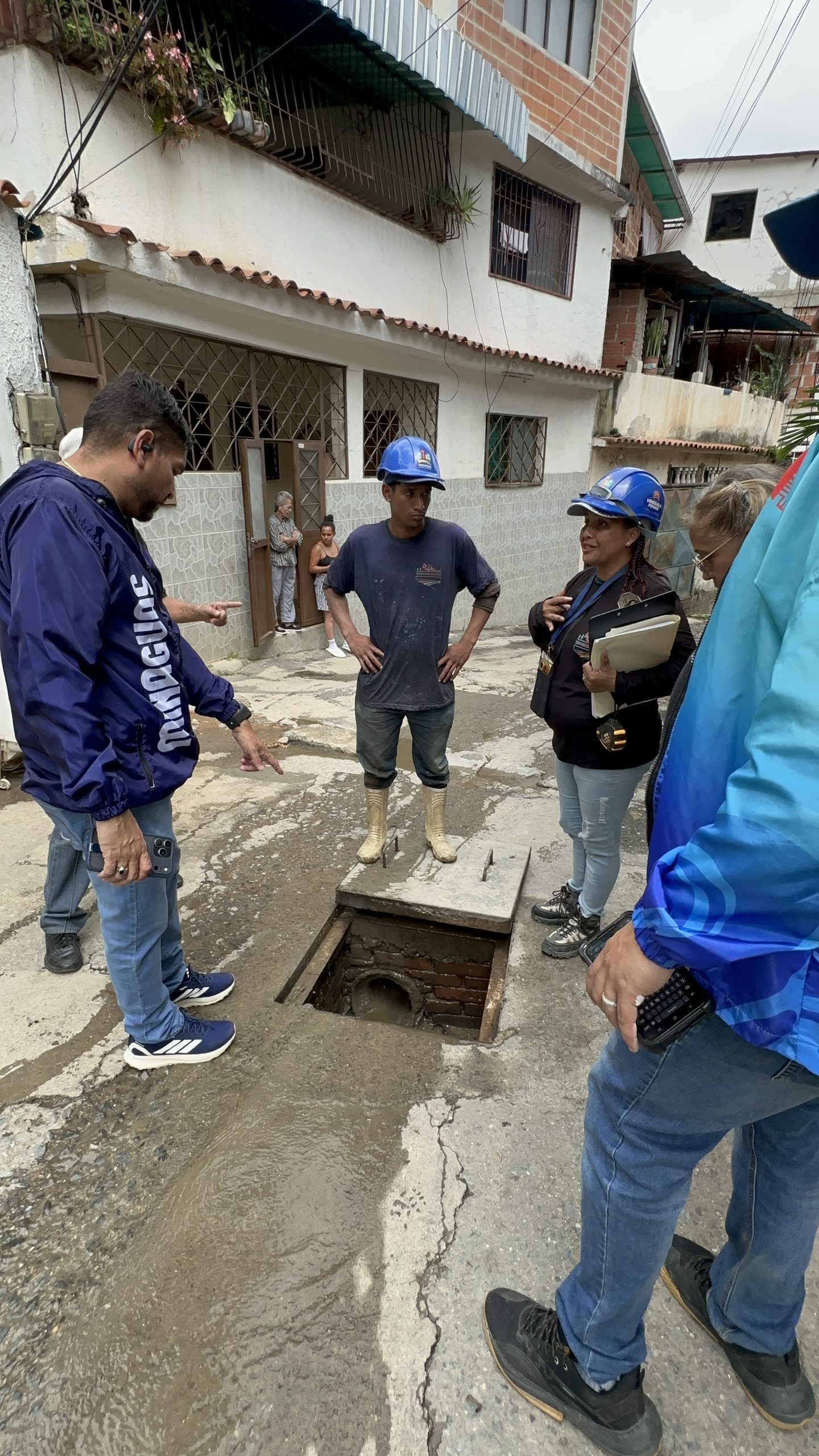 Abordan avería en red de aguas servidas en La Matica tras recientes lluvias