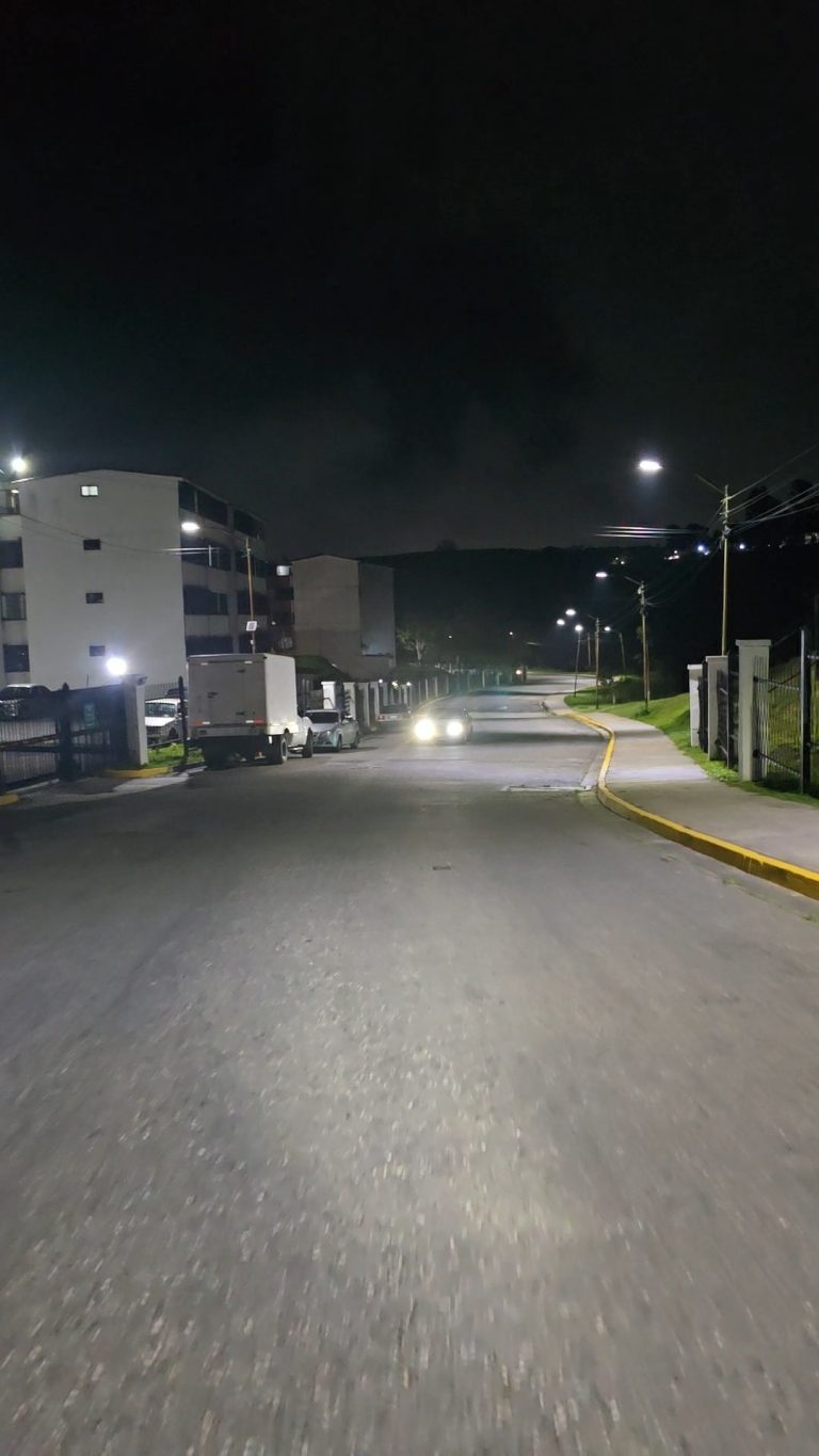 Más de 1.500 familias beneficiadas con instalación de 50 luminarias en el Solar de La Quinta