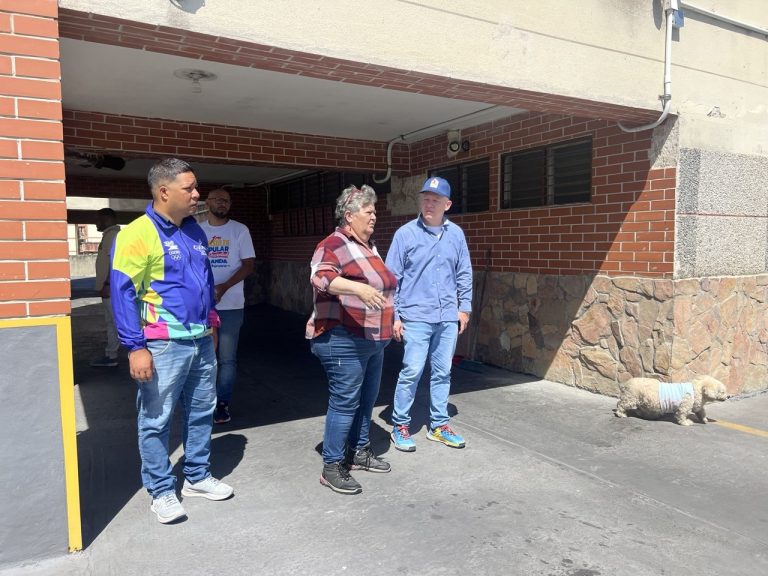 Alcaldía de Guaicaipuro rehabilita condominios con entrega directa de materiales